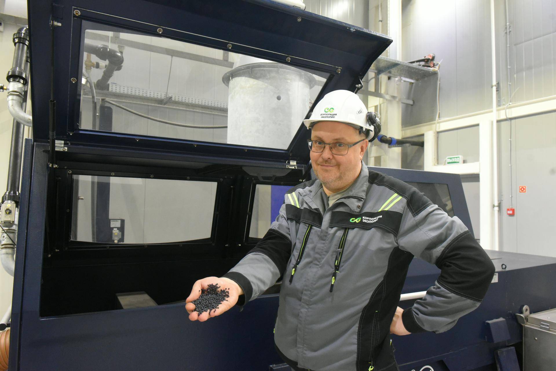 Директор по производству компании — производителя изделий из пластика Владимир Филипенко показывает гранулы, формулу которых усовершенствовали в рамках улучшения технологического процесса