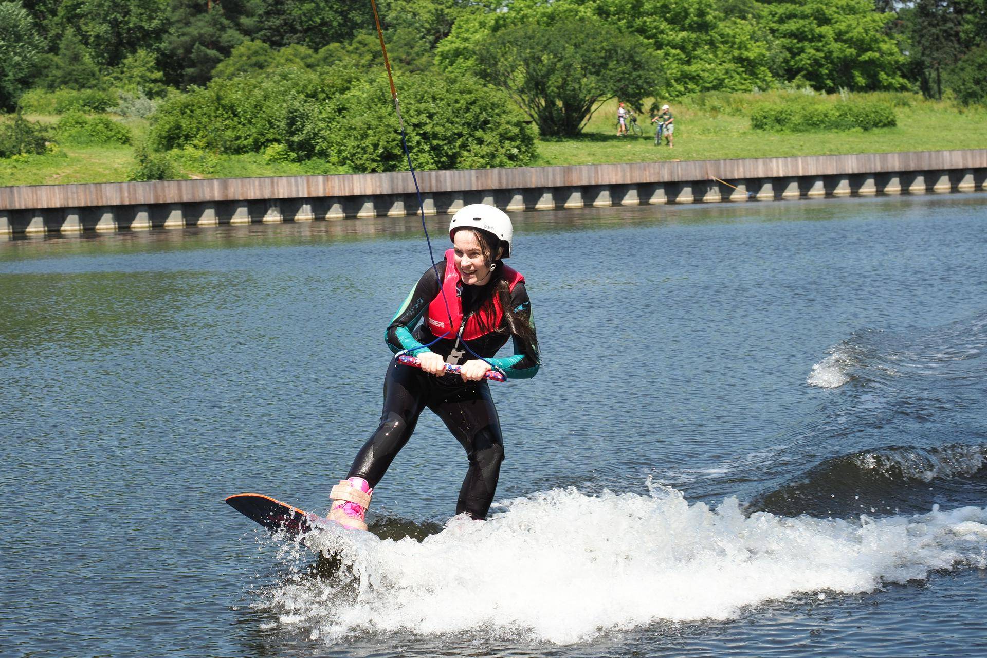 Корреспондент газеты «Вечерняя Москва» Татьяна Еременко пробует освоить вейкборд. Ее положительные эмоции в это время бурлят сильнее, чем вода под доской