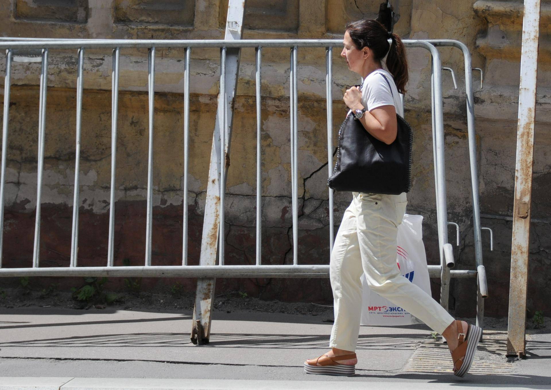 Прихожане храма Иконы Божией матери «Всех скорбящих Радость», расположенного на улице Щепкина, обеспокоены состоянием ограды около здания. Ее признали аварийной. Ограду будут ремонтировать