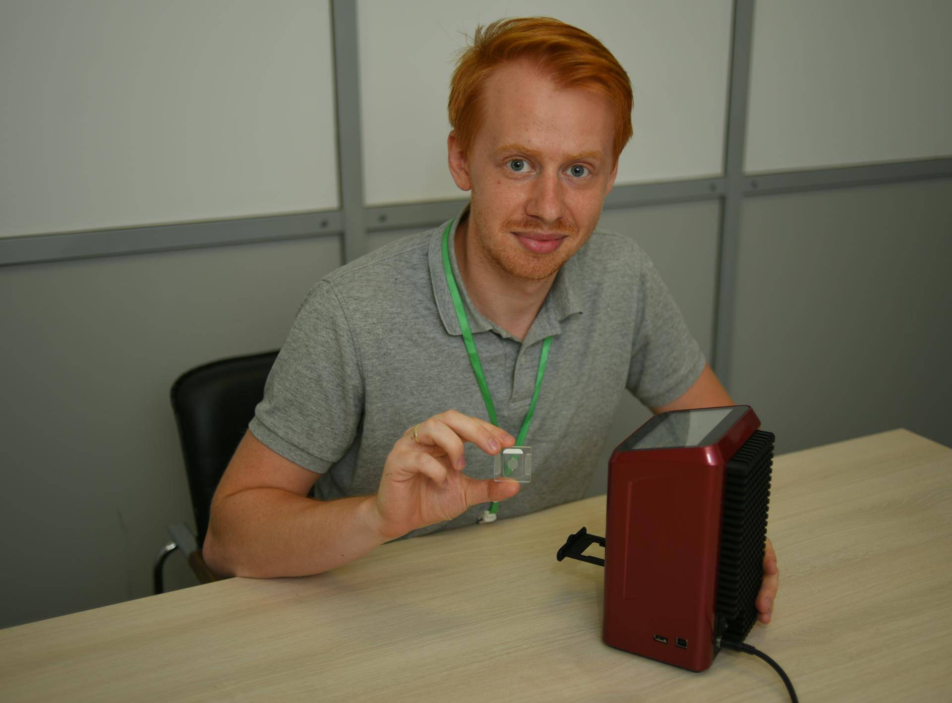 Ведущий конструктор «Троицкого инженерного центра» Дмитрий Коникевич демонстрирует компактный анализатор для быстрого выявления инфекций