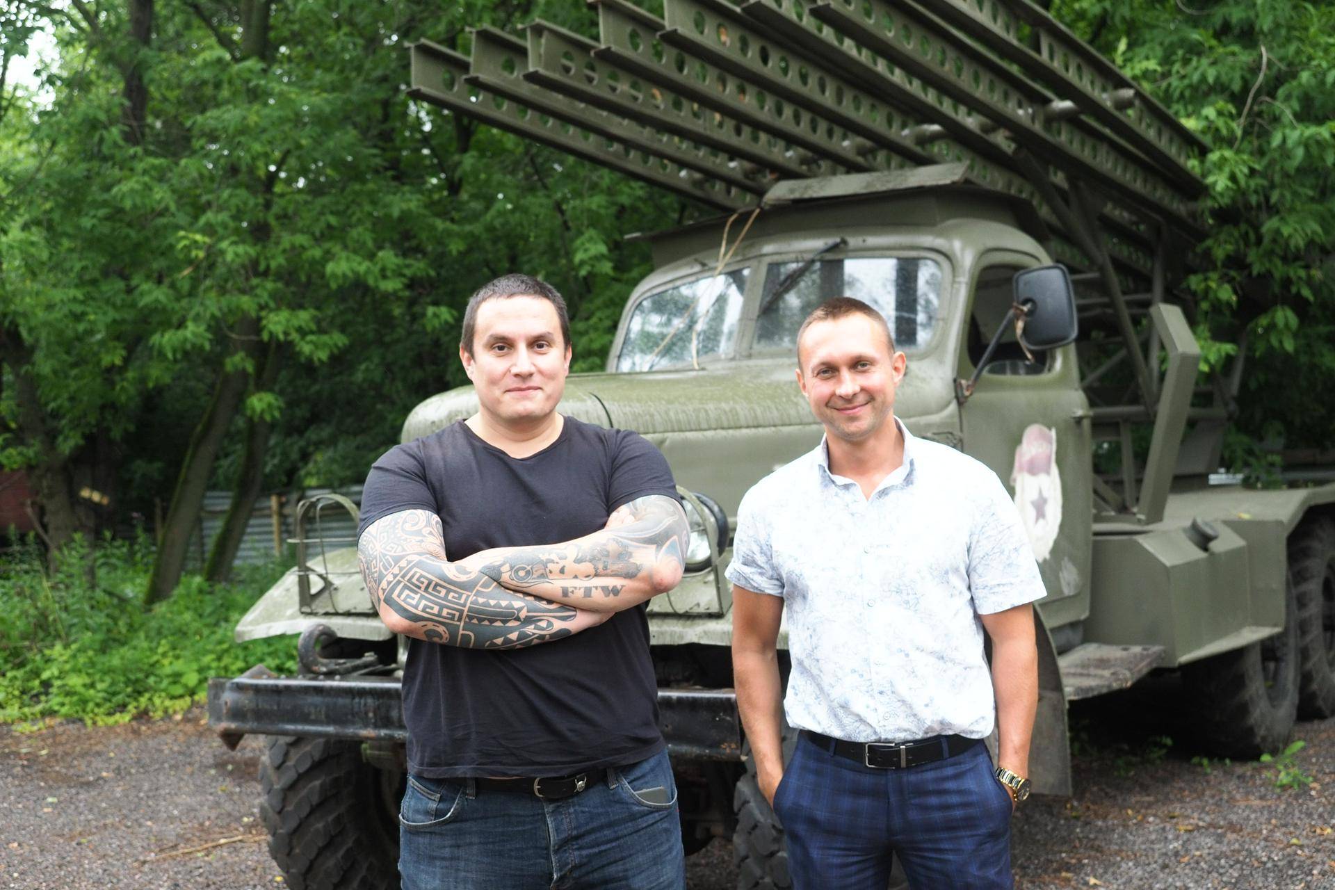 Юрий Волков (слева) и Игорь Садовников около легендарной боевой машины «катюша», сыгравшей большую роль в годы войны