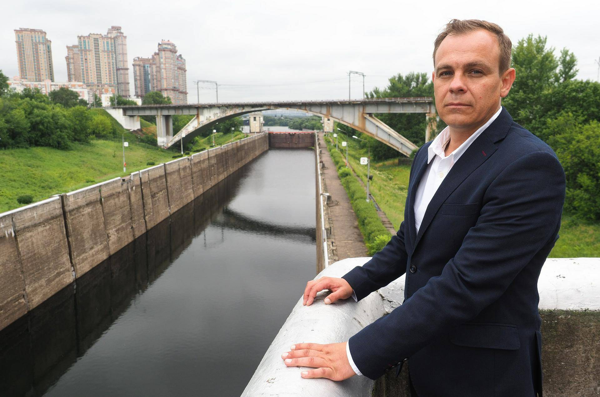 Начальник Тушинского участка гидросооружений канала имени Москвы Максим Суворов осматривает наполнение фарватера