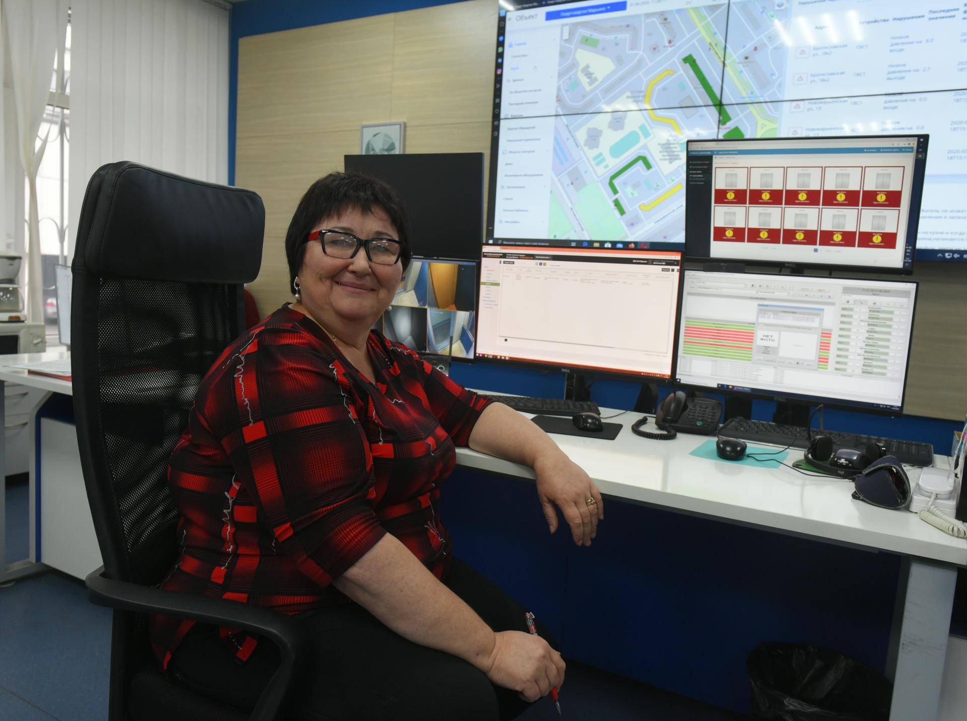 Сотрудница диспетчерской жилого квартала в Марьине Тереза Мищенко теперь может контролировать температуру в квартирах, оставаясь около монитора