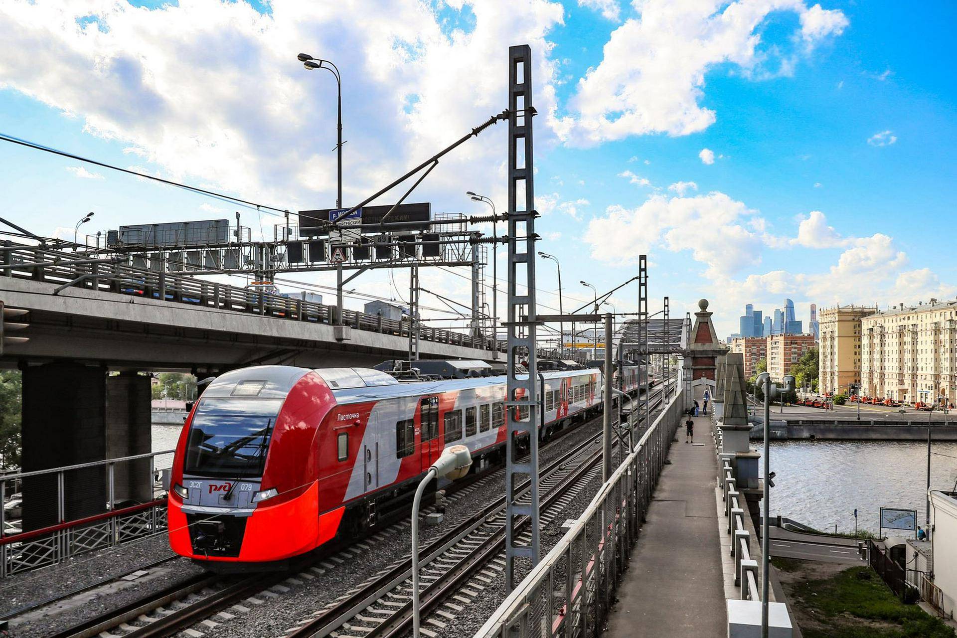 Машинист поезда смог предотвратить ДТП с заглохшей на путях машиной в Москве