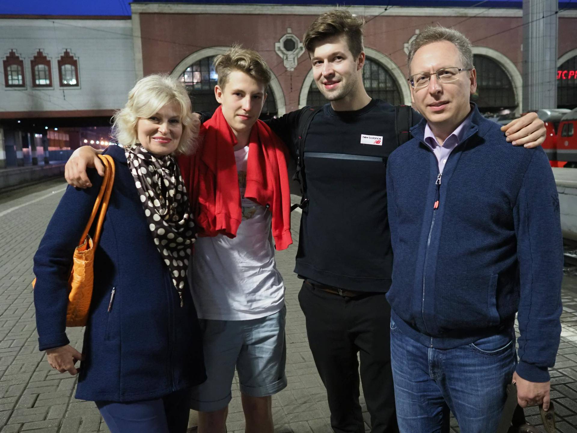 Подростка Алексея Шарикова (второй слева) пришла проводить на поезд вся семья: мама Ирина, брат Артем и папа Константин