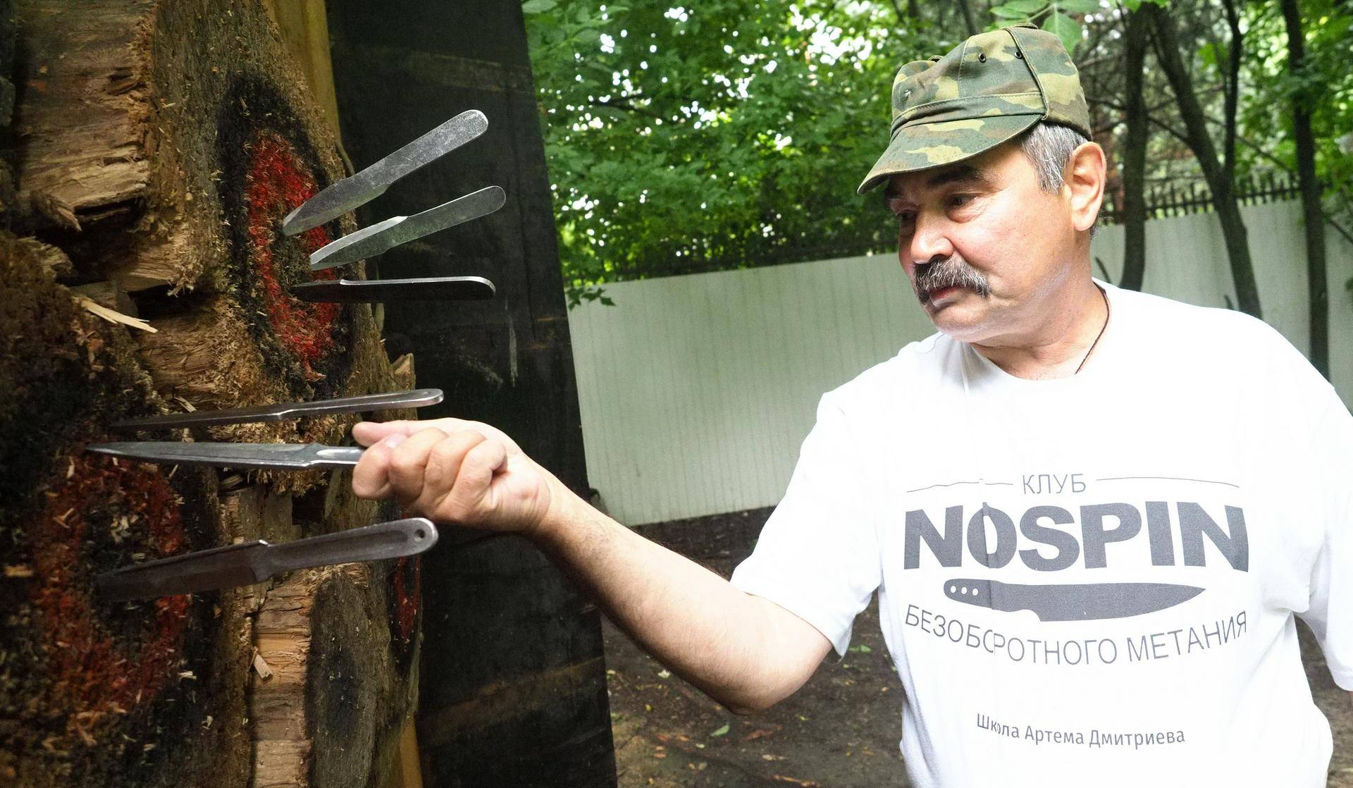 Метатель ножей Владимир Митрофанов тренируется в парке «Северное Тушино». Там для спортсменов оборудована специальная площадка