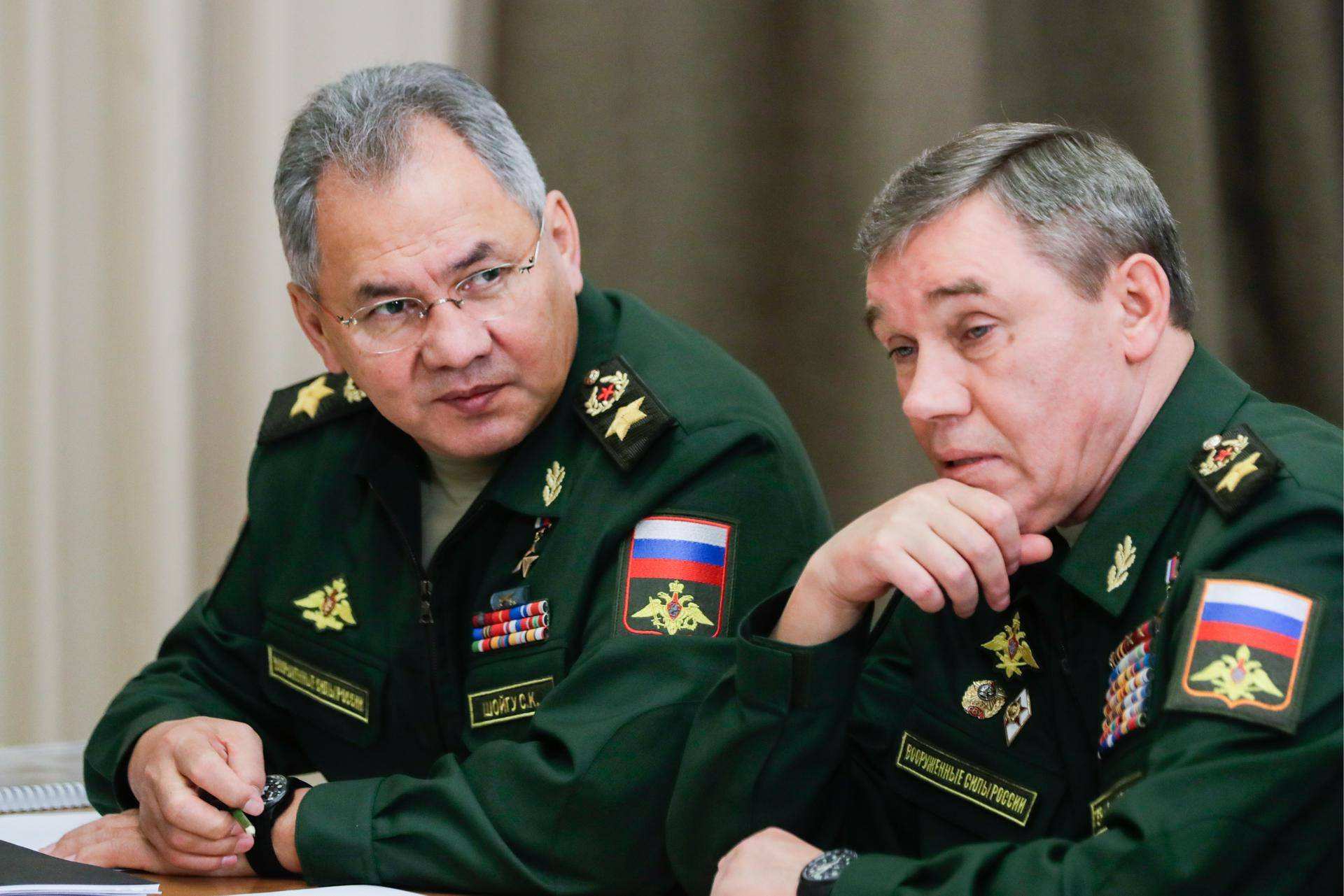 Министр обороны РФ Сергей Шойгу и начальник Генерального штаба Вооруженных сил РФ - первый заместитель министра обороны РФ Валерий Герасимов (слева направо)