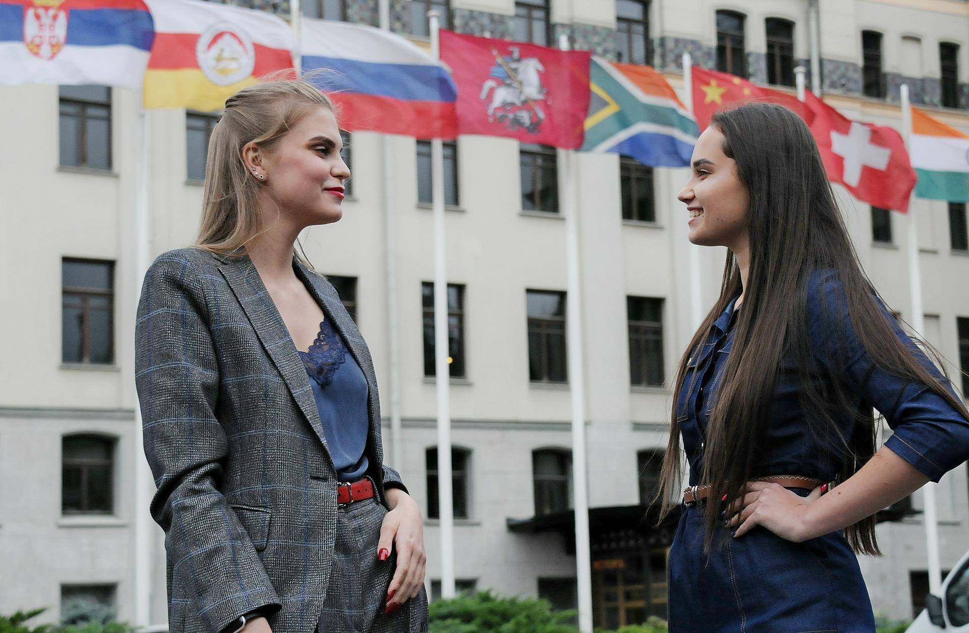 К москвичке Василисе Мягковой (слева) в гости из Комсомольска-на-Амуре прилетела ее племянница София Мейерова. В этом году они хотели вдвоем отдохнуть в Турции и европейских странах, но планы изменились. Теперь они поедут в Санкт-Петербург и Рязань