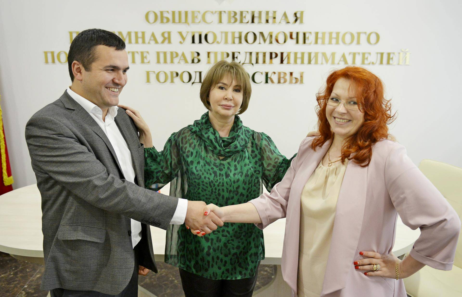 Медиатор Светлана Шуренкова (на фото в центре) при разборе финансового спора предпринимателей Александра Белова и Марины Хитровой помогла им найти общее, устраивающее обе стороны решение. В итоге стороны обошлись без судебного разбирательства