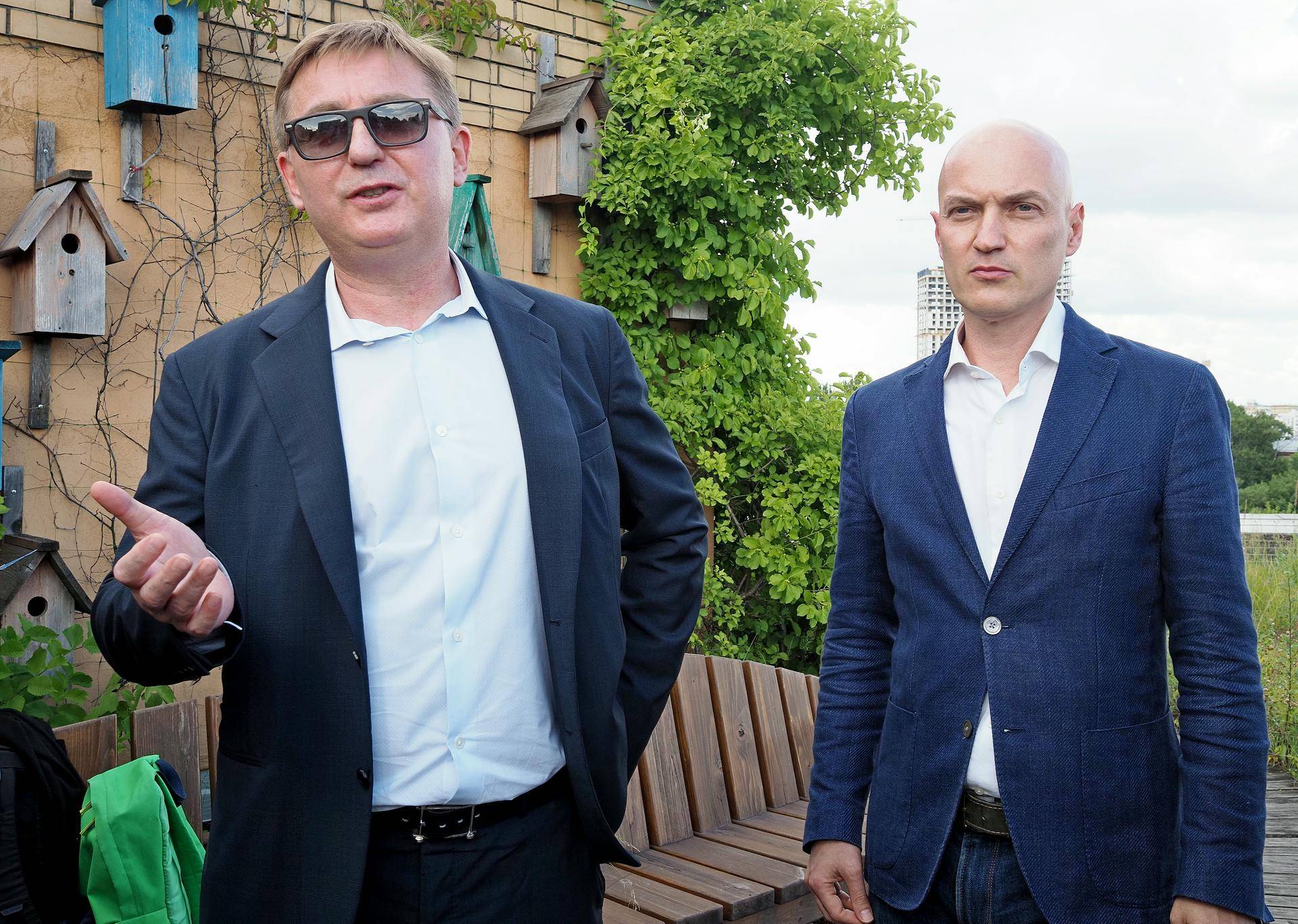 Руководитель столичного департамента природопользования и охраны окружающей среды Антон Кульбачевский (слева) и ландшафтный дизайнер Илья Мочалов на старейшей в столице озелененной крыше