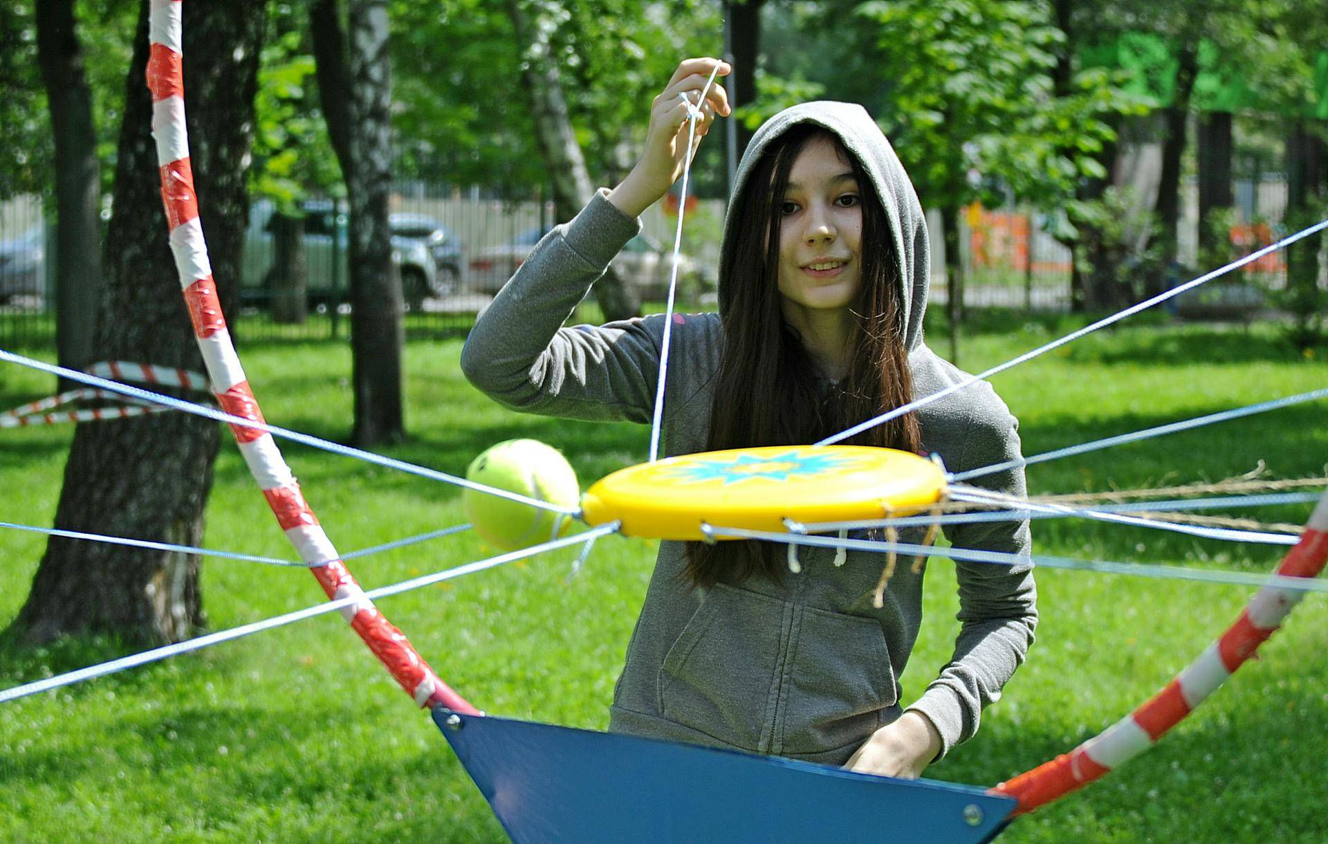 Участница профориентационного проекта «Наука для всех» Евгения Ашихмина играет в игру, которая тренирует «чувство локтя» и умение синхронно действовать с друзьями по команде