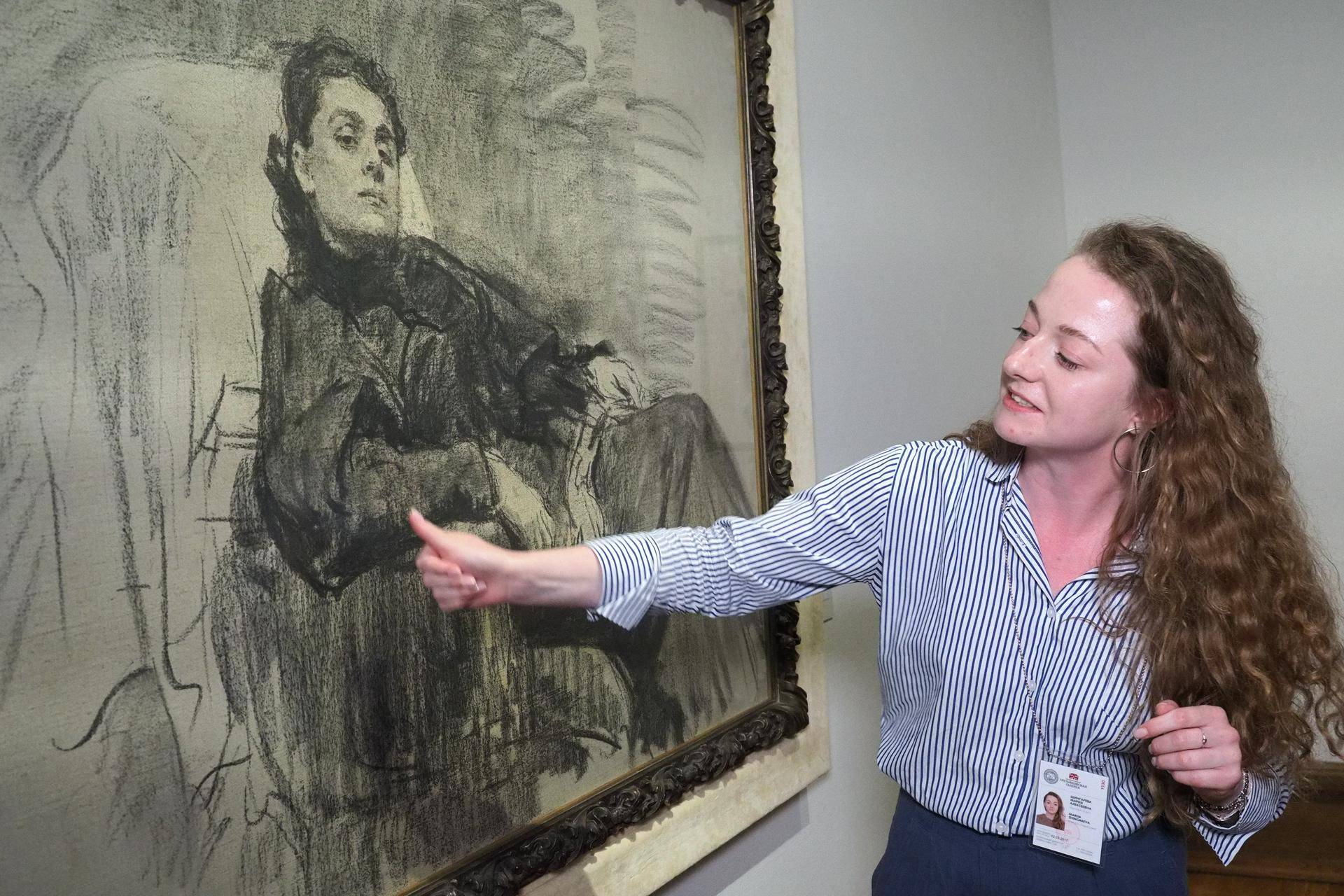 Куратор выставки «Предчувствуя ХХ век...» Майя Киселева перед портретом Элеоноры Дузе кисти Ильи Репина