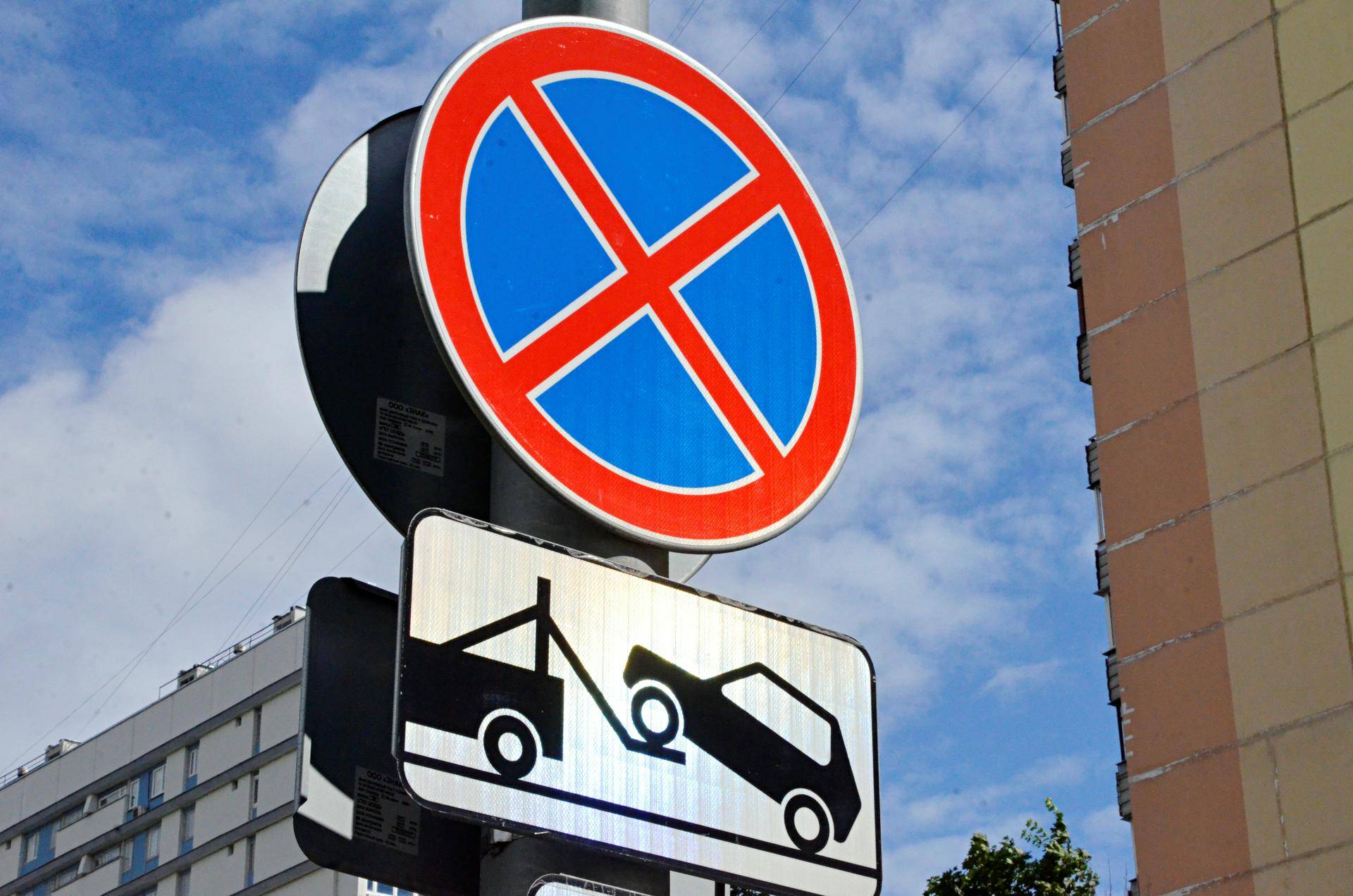 Дептранс назвал люксовые авто, водители которых чаще других нарушают правила стоянки