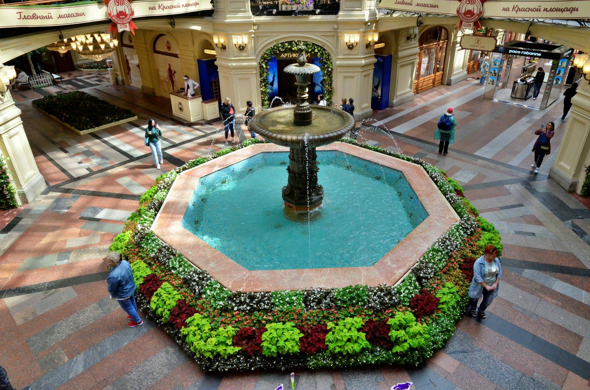 Фонтан в ГУМе