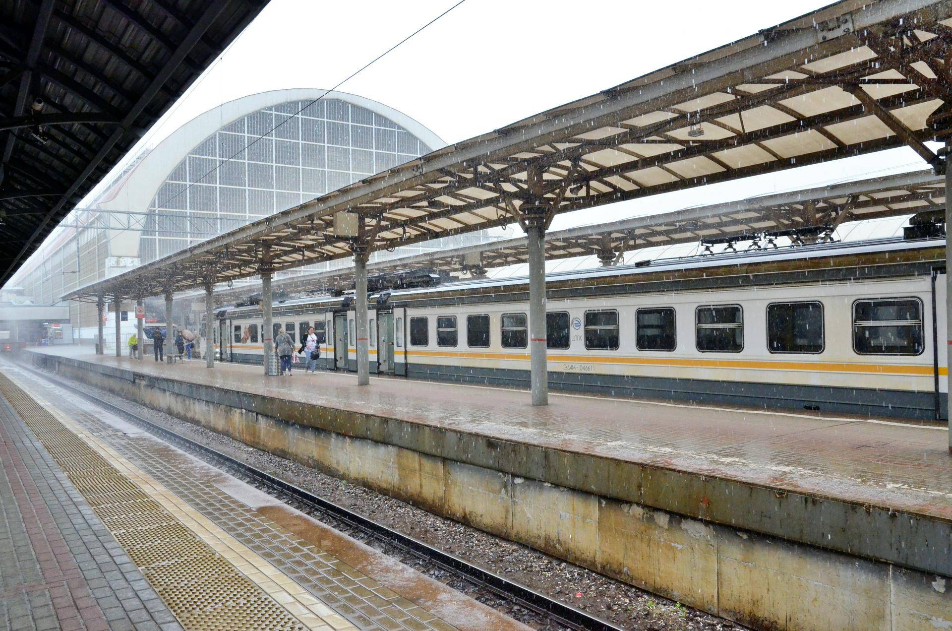 Человек погиб под электричкой в Москве