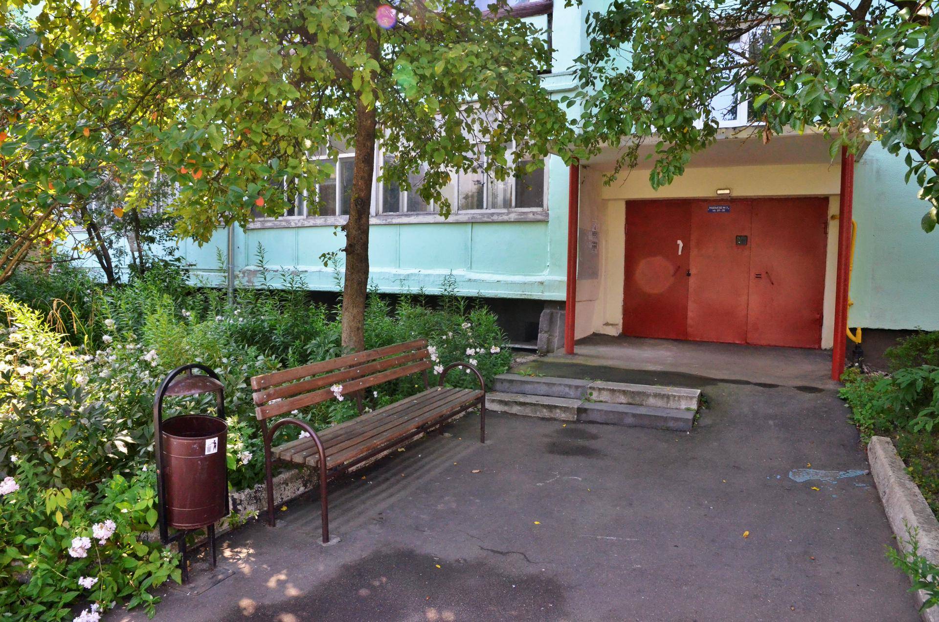 Неизвестные с ножом напали на москвича в подъезде