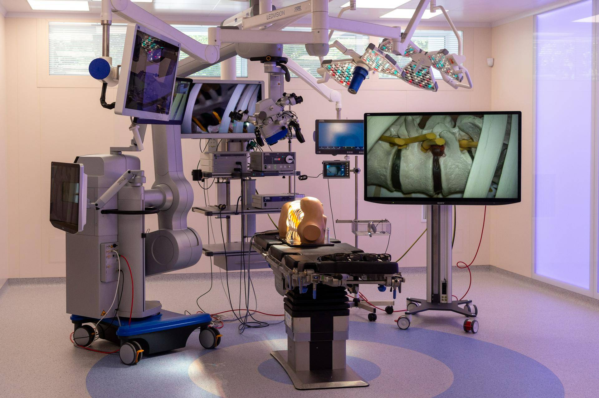 Преподавателю «Московского долголетия» сделали сложную операцию на позвоночнике