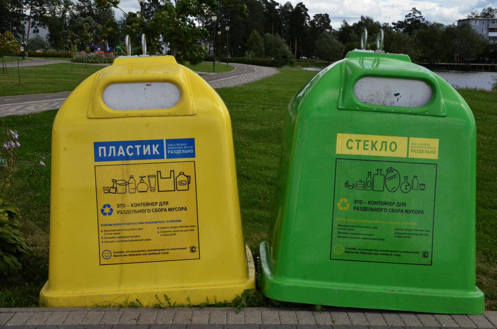 Владельцы автомобилей боятся пожара из-за скопившегося у гаражей мусора