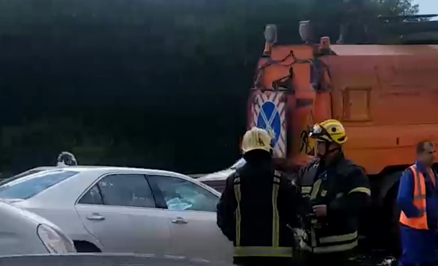 Три человека погибли в ДТП с легковушкой и поливомоечной машиной на МКАД