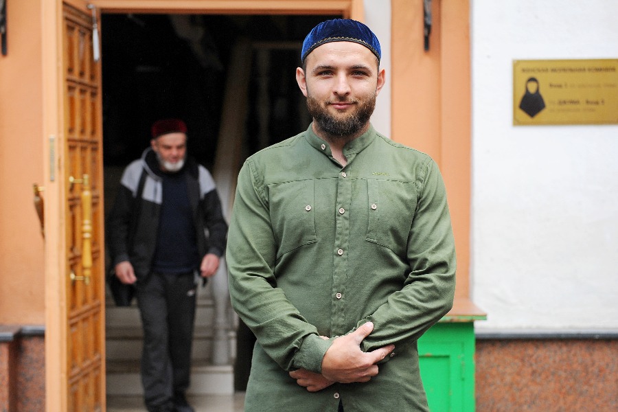 Волонтер Исторической мечети на Большой Татарской улице Ахмед Аляутдинов (на переднем плане) готовится встретить верующих, желающих отметить священный праздник Курбан-байрам