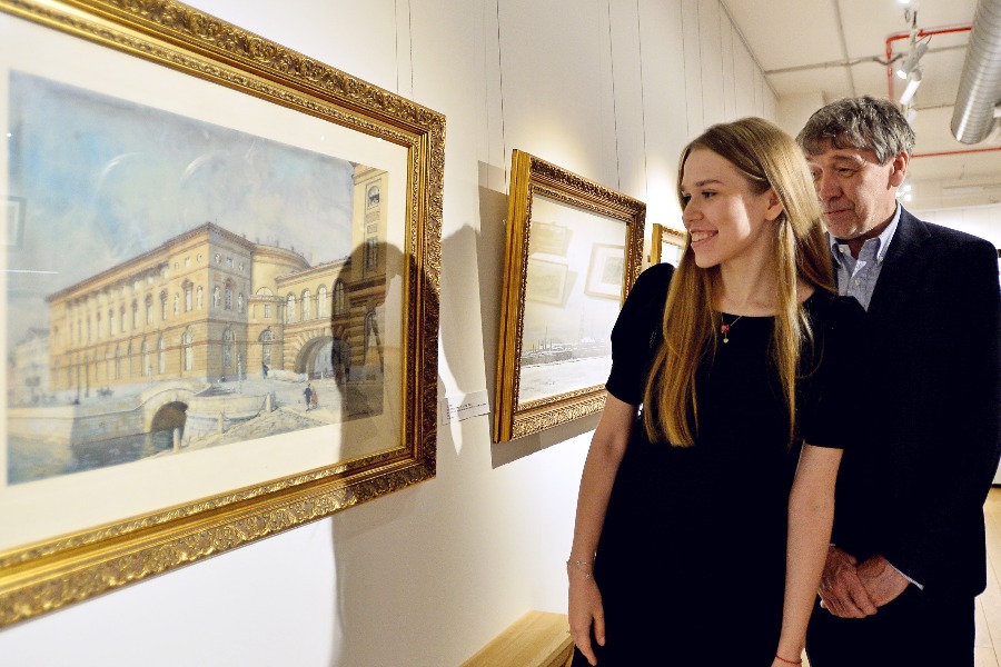 Потомок художника Евгений Лансере с дочерью Марией на выставке Александра Бенуа