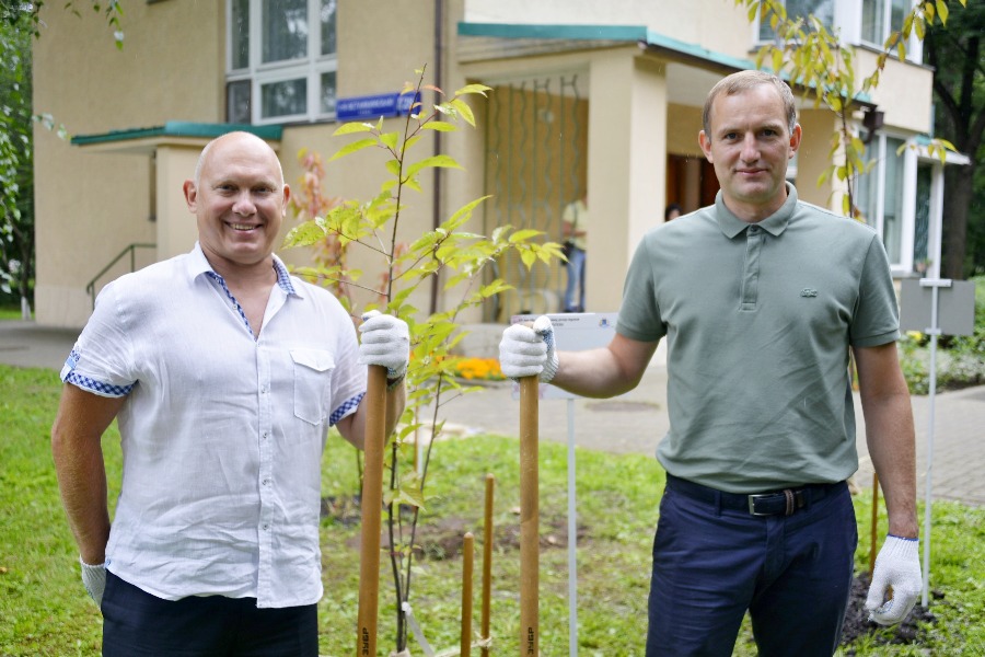 Космонавт-испытатель, Герой России Олег Артемьев (слева) и префект СВАО Алексей Беляев у сакуры, посаженной во дворе Дома-музея Сергея Королева