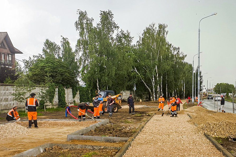 Работы по благоустройству возобновили в районе улицы Александры Монаховой