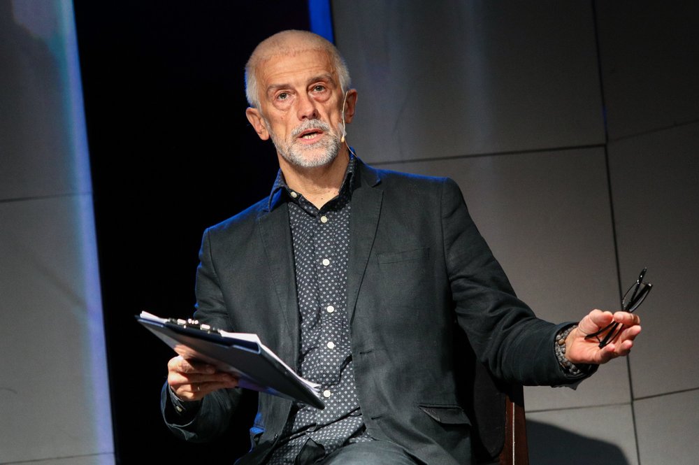 «Оп, и нет его!»: Кехман снял портрет Боякова со стены во МХАТе