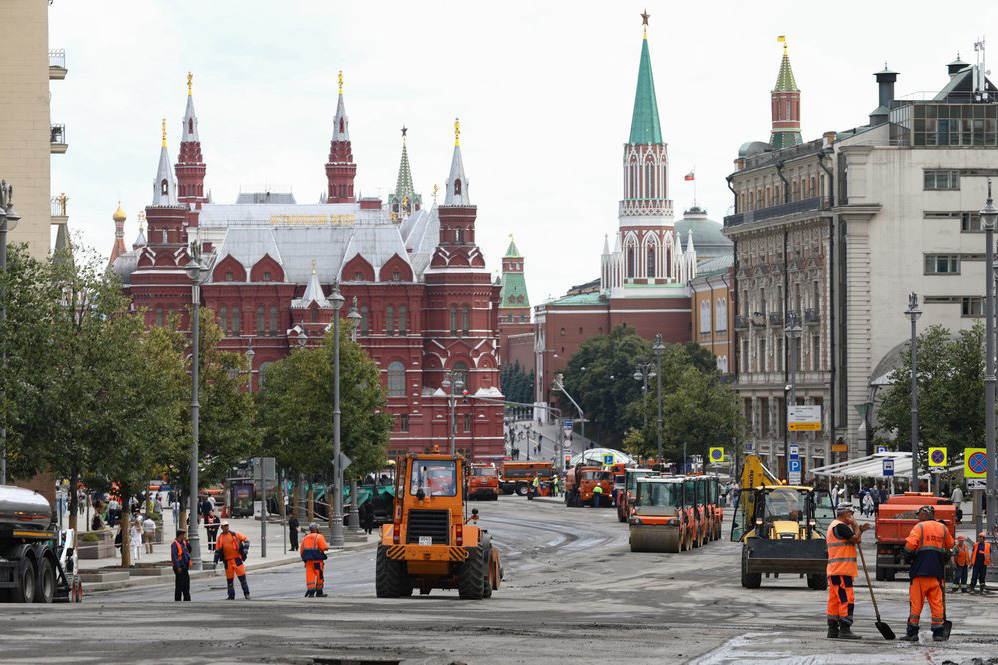 Более двух тысяч человек задействуют для замены асфальта на участке Тверской улицы