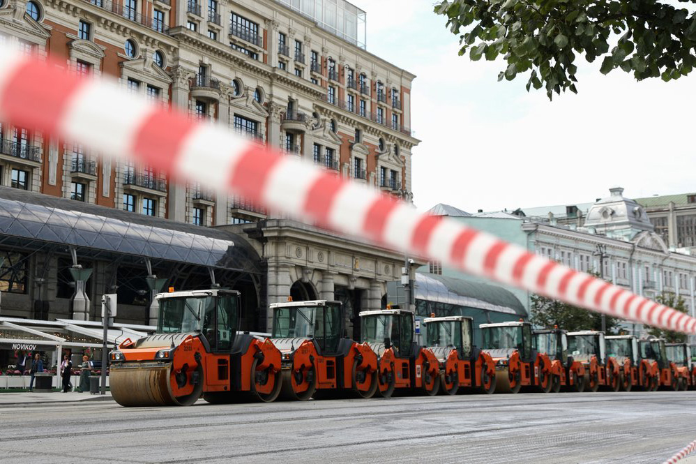 Движение транспорта ограничат на улице Варварке в связи с заменой асфальта