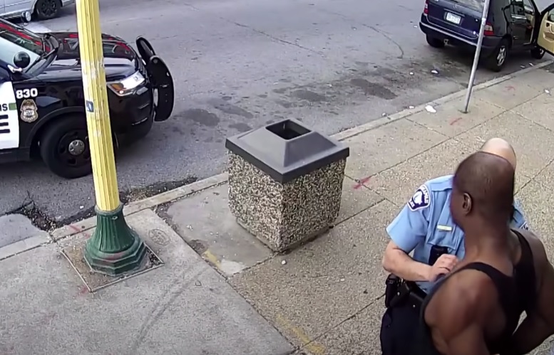 Обвиняемый в убийстве афроамериканца Флойда экс-полицейский вышел под залог