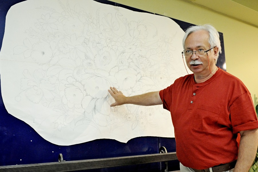 Главный художник Жостовской фабрики декоративной росписи Михаил Лебедев показывает эскиз рисунка для «Царь-подноса»