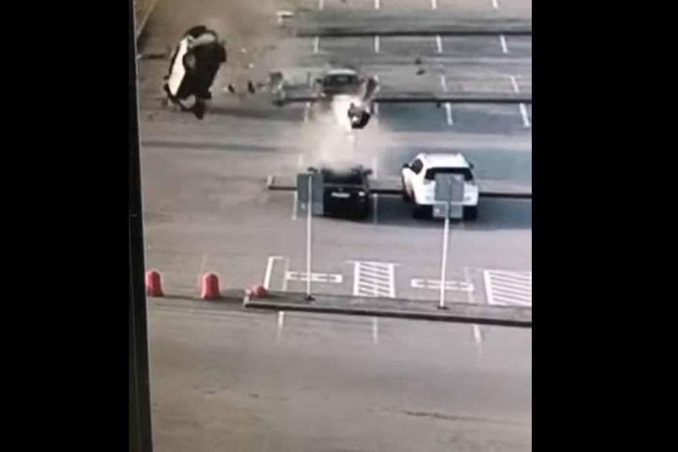 Такси в Екатеринбурге сделало тройное сальто и попало на видео
