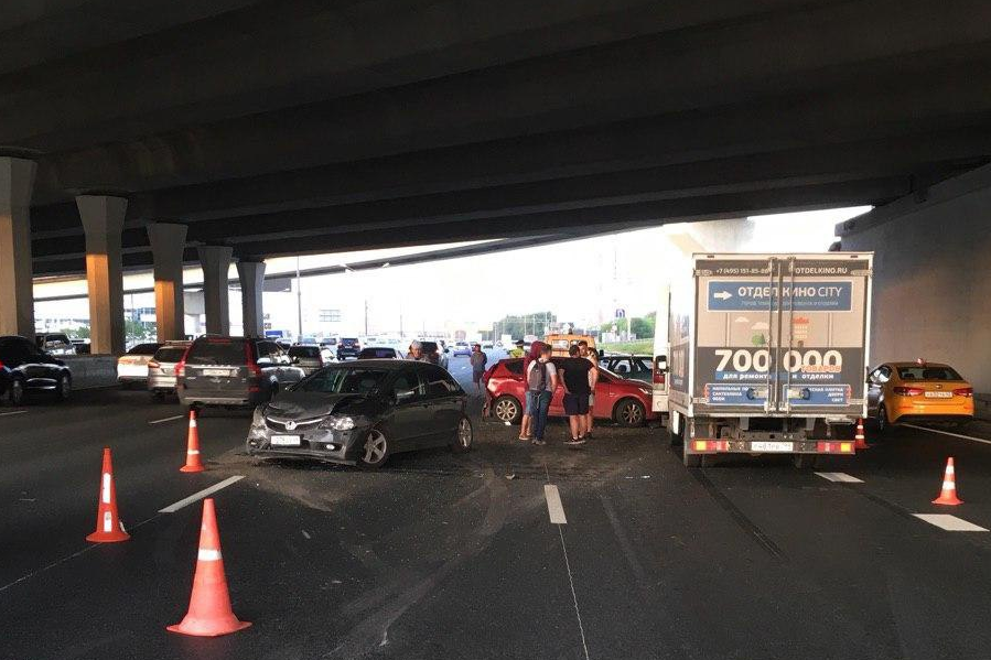 Движение на участке МКАД затруднено из-за аварии с участием четырех машин