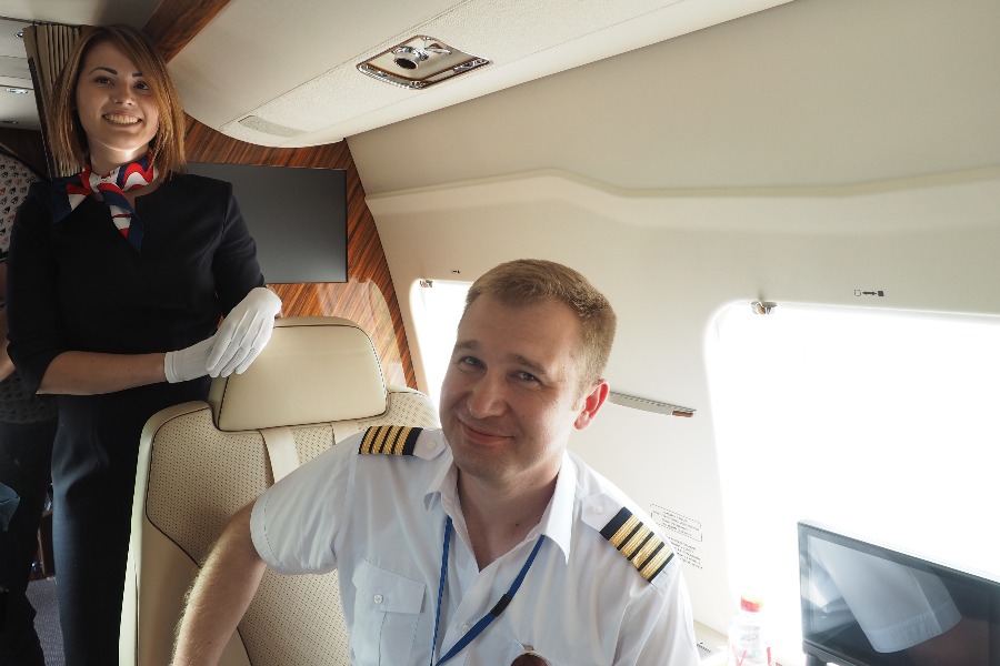 Стюардесса Елена Андреева и первый пилот Сергей Фадеев готовятся к полету в Калугу. Планируется, что вертолетные рейсы будут пользоваться успехом у корпоративных клиентов