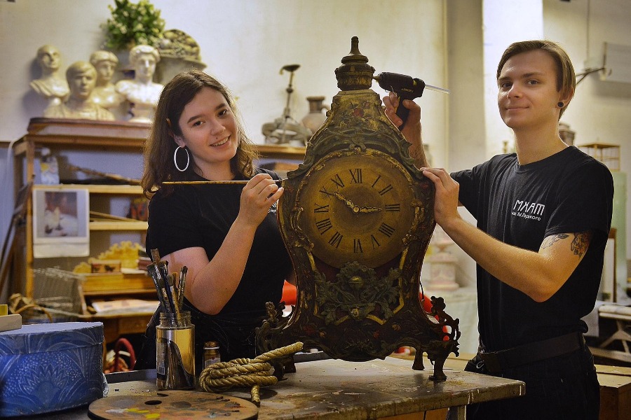 Выпускники столичного Колледжа архитектуры, дизайна и реинжиниринга № 26 Татьяна Добролюбова и Никита Моргачев в мастерской МХАТа имени Горького занимаются восстановлением старинных часов, которые в будущем планируется использовать в спектакле