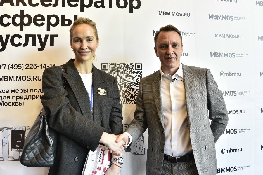 Гендиректор ГБУ «Малый бизнес Москвы» Андрей Железняков и участница Акселератора сферы услуг, столичный предприниматель Светлана Родина