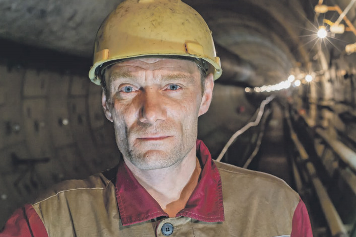 Пилот щита проводит двенадцать часов под землей