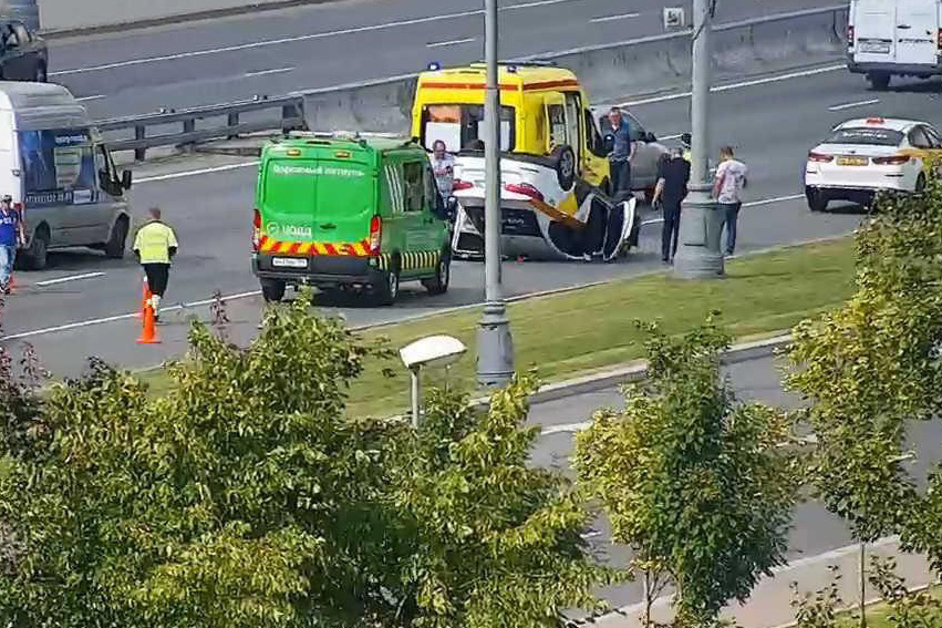 Машина такси перевернулась на Варшавском шоссе