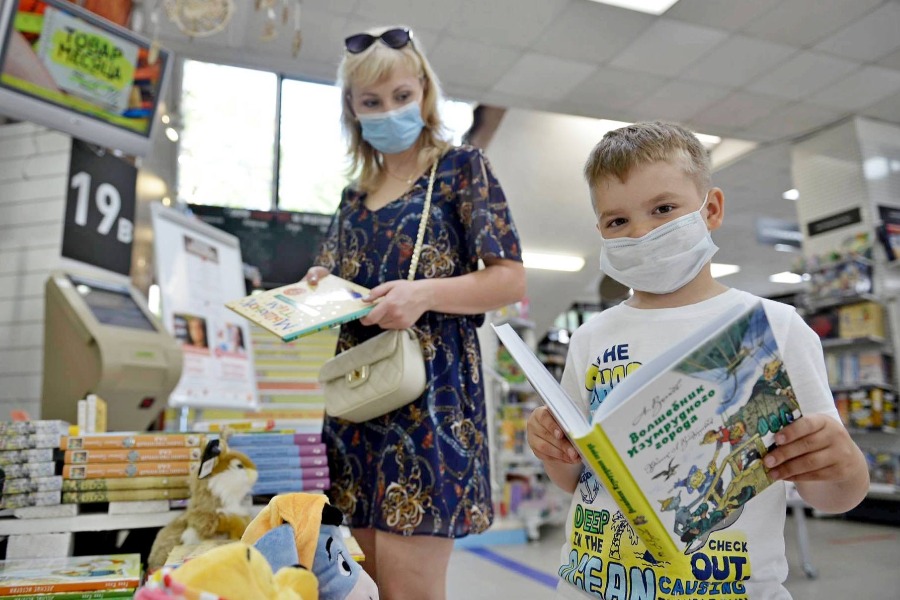 Москвичка Олеся Толстова и ее шестилетний сын Никита случайно попали на первый день акции «Сказка в книжном», где подобрали художественную и образовательную литературу к учебному году