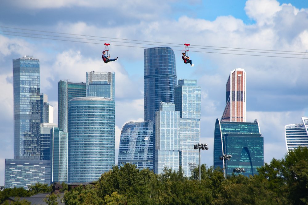 Первый аттракцион скоростного зиплайна открыли на Воробьевых горах
