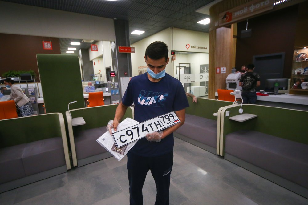 Транспортные средства разрешили регистрировать в МФЦ 