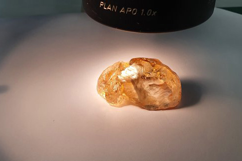 Крупнейший цветной алмаз добыли в России