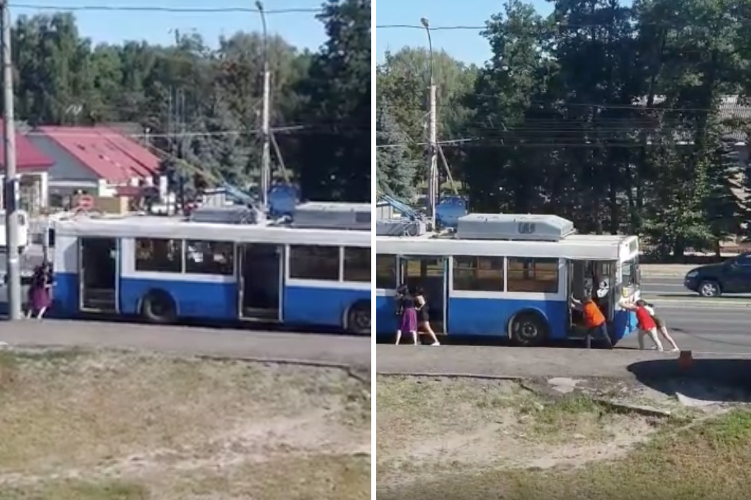 Толкающие троллейбус девушки в Брянске стали звездами Сети