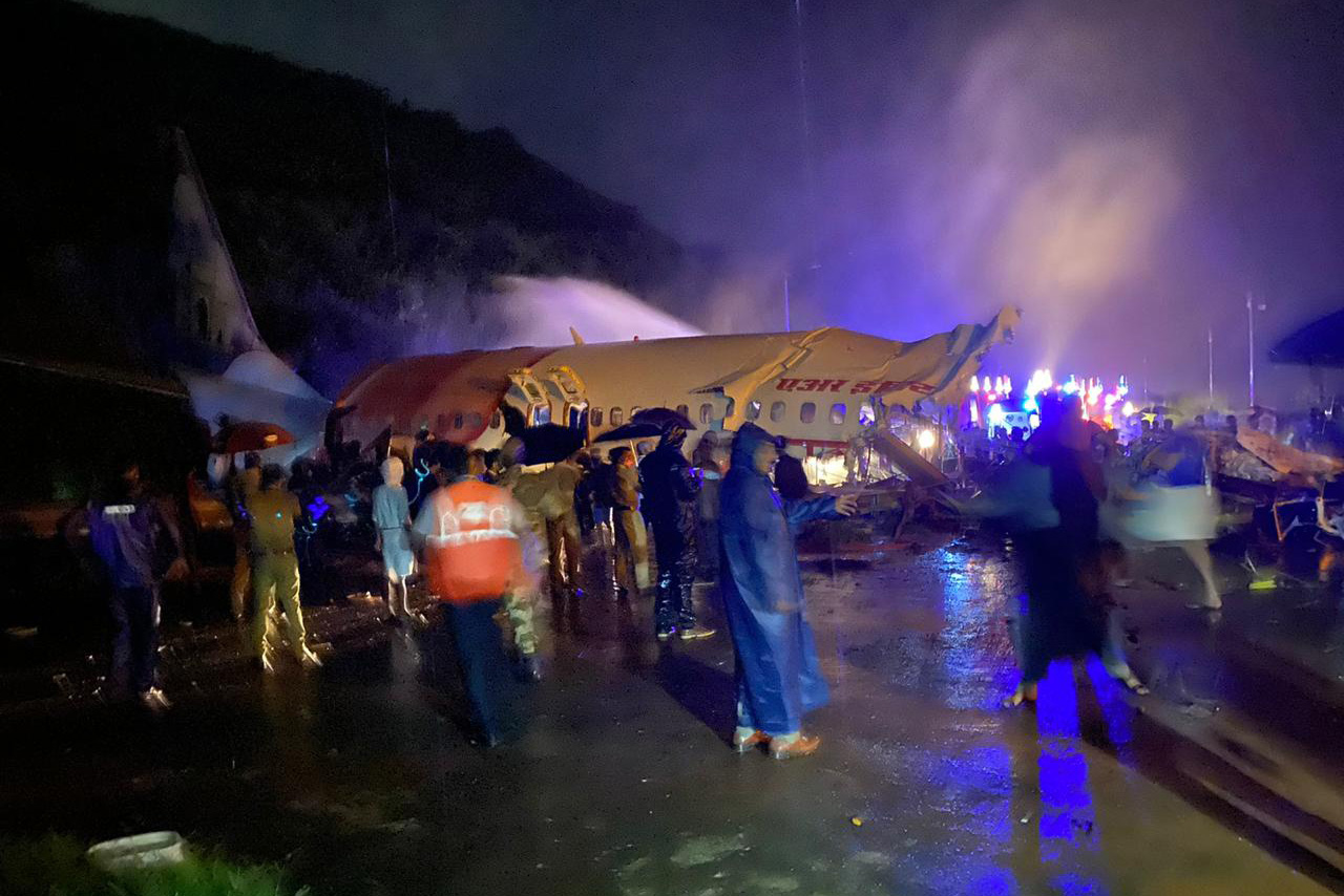 Самолет выкатился за пределы взлетной полосы в Индии