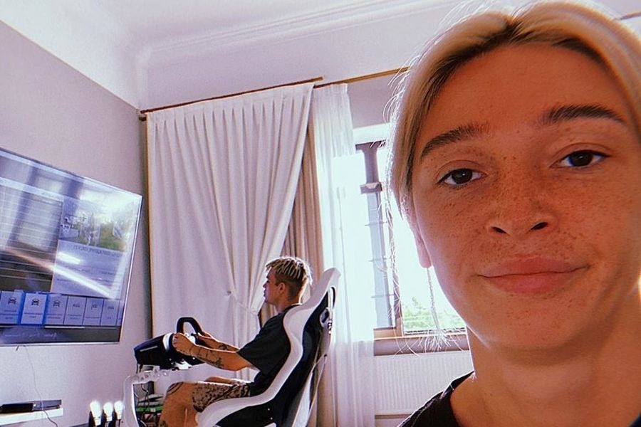 Настя Ивлеева показала, как проводит с мужем время на карантине