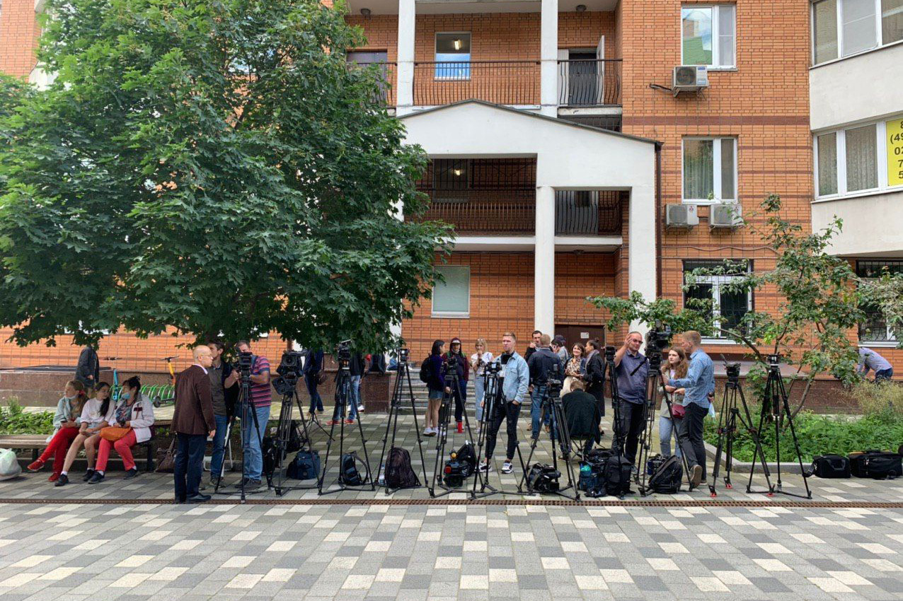 Жена Ефремова пригрозила журналистам полицией