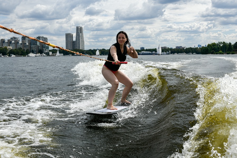 Марина Забелина занимается вейксерфингом на Химкинском водохранилище