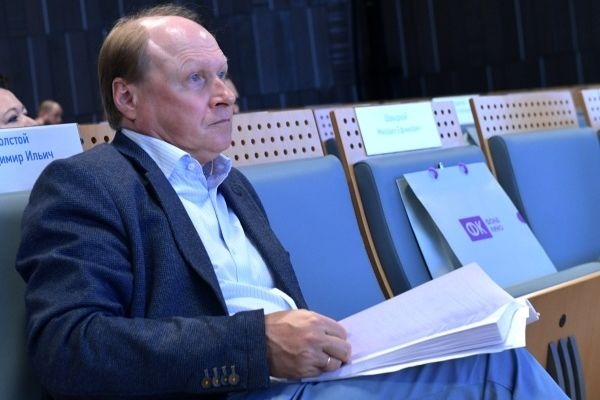 Председатель Совета Фонда кино, советник Президента Российской Федерации Владимир Толстой во время мультимедийной очной защиты проектов кинокомпаний