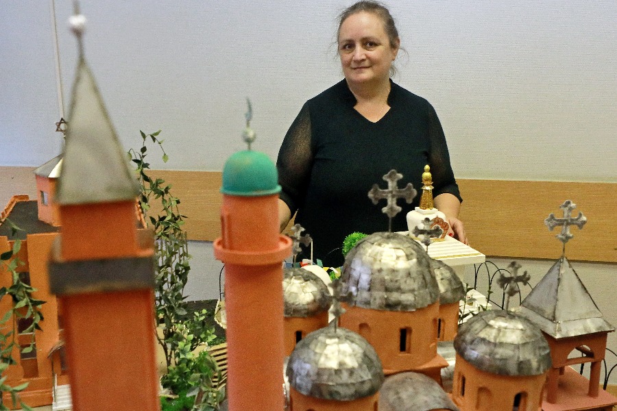 Лейла Абдуль-Самад демонстрирует созданный ею макет Малого Иерусалима
